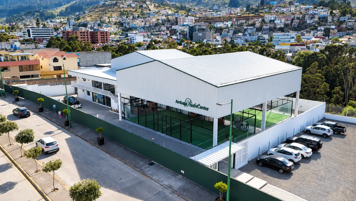 Fachada e instalaciones de Ambato Pádel Center